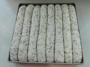 烤箱放碗热水，温度35度，大约发酵时间45分钟（仅供参考）