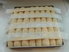 发酵好后，用长条油纸如图摆放，筛入黄豆粉