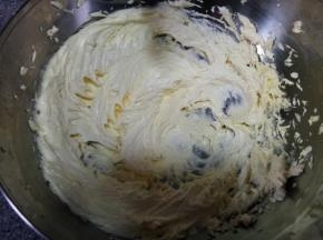 黄油软化至用手指可以轻松戳动，加入糖粉，用电动打蛋器打到颜色发白，体积膨大，看起来呈羽毛状。然后把盐和水放到一起融化后加入黄油中，和黄油充分搅打均匀。