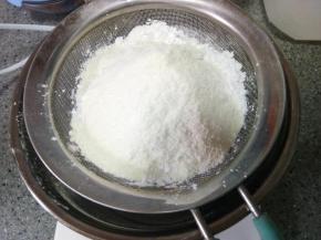 将粉类物质过筛加入黄油中