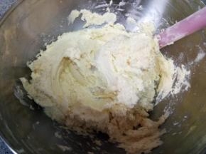 然后按压，直至没有干粉，用按压的方法比较不容易使面粉起筋