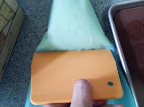 用刮板推一下面糊使面糊集中于裱花袋前部