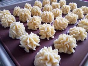 预热烤箱130度，烤盘铺好油纸或者带马卡龙垫圈的硅胶垫，有马卡龙垫圈，挤的时候会比较大小均匀。裱花嘴垂直于烤盘挤，一边挤一边轻微晃动手腕并缓慢提拉就会出现垂直折叠的花纹，当然你喜欢挤成传统曲奇样式也一样。