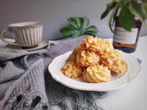 放入预热好的烤箱中层，我家烤箱是130度烤45分钟