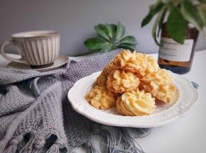 放入预热好的烤箱中层，我家烤箱是130度烤45分钟