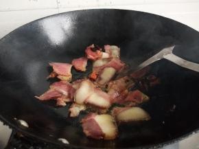 加入腊肉翻炒