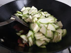 加入西葫芦翻炒