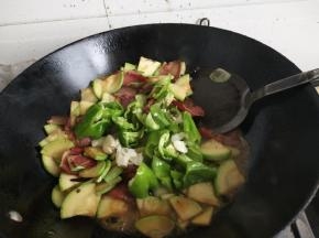 加入青椒翻炒