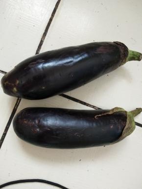 茄子两个洗净去皮