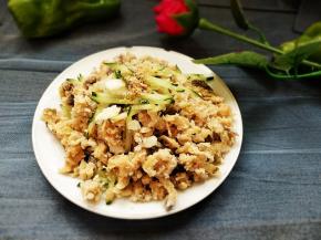 可以拌上黄瓜丝拌上芝麻酱来吃