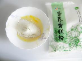 材料备好，蛋清蛋黄分离，先将蛋黄打散，加入牛奶，筛入面粉