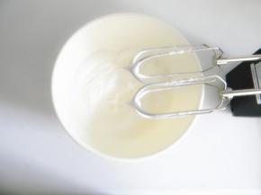 接着来打发蛋白。用电动打蛋器中速档进行打发，先打至蛋白出现一个个鱼眼大小的泡泡，加入10g细砂糖，打至湿性发泡。也就是提起打蛋器后，出现一个尖尖的小弯角即可