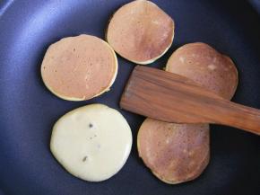 翻面再煎1分半钟，两面煎到金黄色即可取出