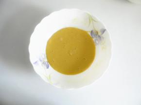 搅拌均匀，蛋黄糊不要拌太久，避免面粉起筋，影响口感