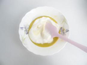 把一半的蛋白小黄放入蛋黄糊中，翻拌均匀