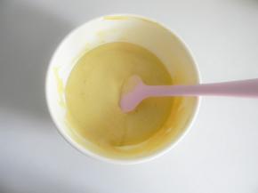 拌好的蛋黄糊在倒回蛋白霜盆中，用切和翻的方式来翻拌，避免面糊起筋，影响口感