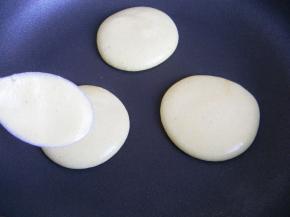 平底锅开小火，倒入一勺面糊，一汤勺一个，可以用汤勺慢慢推圆