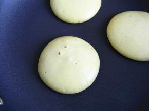 面糊内部组织结构在温度升高后，会呈现出蓬松细密的组织，出现鱼眼泡的样子就可以翻面了