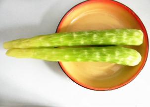 莴笋去薄皮，清洗干净。