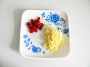 辣椒切小段，大蒜切末状