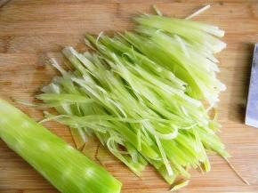 把莴笋切成丝，不要太细，太细了会没有口感