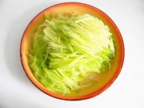 煮好的莴笋捞出空去水分晾凉，如果着急可以用凉开水过凉