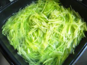 煮锅烧开水，放入切好的莴笋后，在煮开就可以捞出