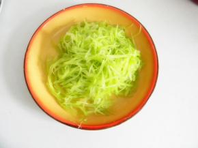 晾好的莴笋移至盆内，放入盐