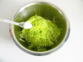 晾好的莴笋移至盆内，放入盐