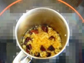 小煮锅中放油，先炸香辣椒段，在放入蒜末，炸出蒜香