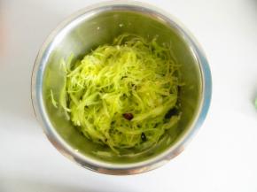 炸好的蒜末和辣椒一切倒入莴笋中