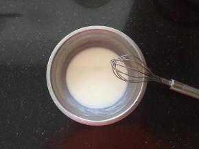 牛奶和植物油倒入盆中搅拌至融化状态。