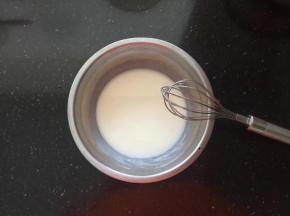 牛奶和植物油倒入盆中搅拌至融化状态。