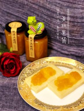 抹在面包上，美味的早餐伴侣。