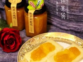 抹在面包上，美味的早餐伴侣。