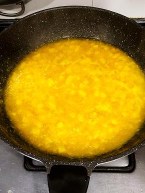 将果泥、果粒、柠檬汁、糖、玉米淀粉拌匀下锅翻炒。