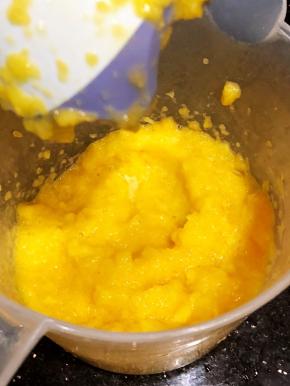 取三份二用搅拌棒打成果泥。