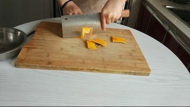 南瓜皮用刀切去。