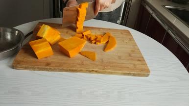 把南瓜切成块状。
