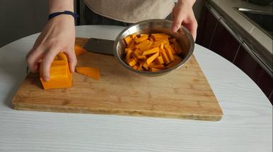 装入盆子或盘中，开水上锅蒸15分钟。