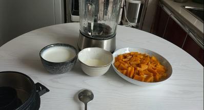 准备好淡奶油和纯牛奶、蒸熟的南瓜。