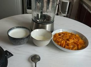 准备好淡奶油和纯牛奶、蒸熟的南瓜。