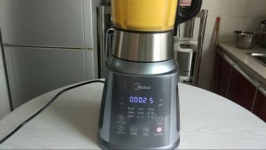 全部放入料理机中打成糊。