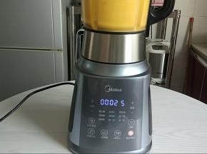 全部放入料理机中打成糊。