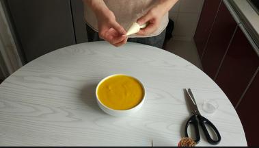 裱花袋中装入10克淡奶油，不需要打发，口扎紧。