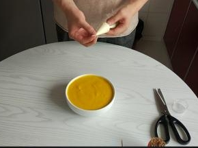 裱花袋中装入10克淡奶油，不需要打发，口扎紧。