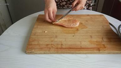 先把鸡胸肉切去筋膜和肥油。