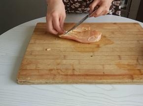 先把鸡胸肉切去筋膜和肥油。