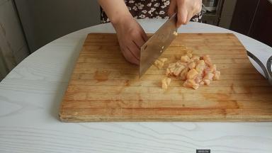 切成2-3厘米的块状。