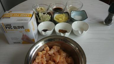 准备好所有腌制的调料，大葱切丝、姜、蒜切片。